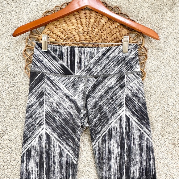 Lululemon Wunder Under Crop II Full-On Luon Heat Wave White Black Size 4 - Picture 5 of 13